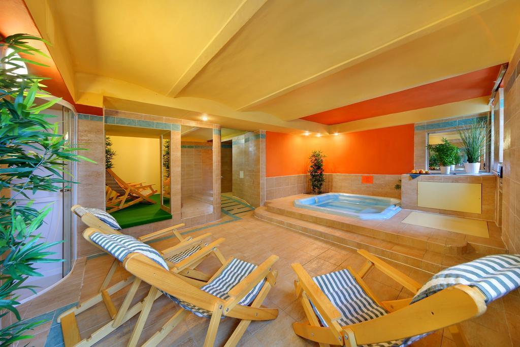 Palace Club Spindleruv Mlyn Exterior foto